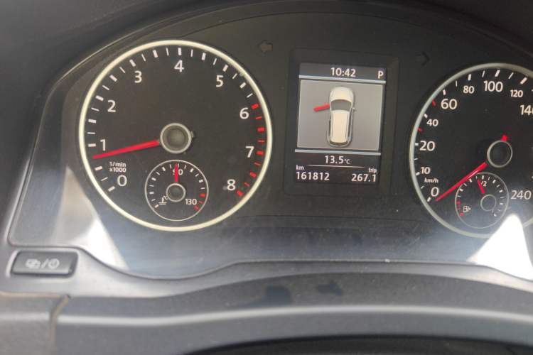 Used Volkswagen Tiguan 2013 1.8TSI Automatic Two-Wheel Drive Luxury Model Odometer Close Up