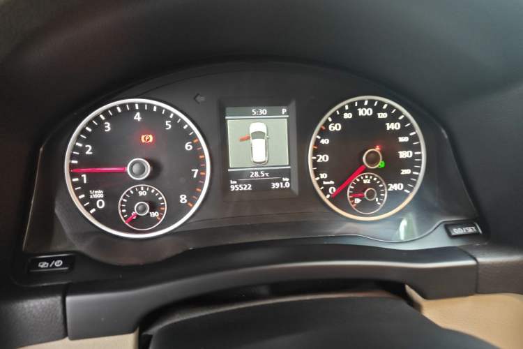 Used Volkswagen Tiguan 2013 1.8TSI Automatic Two-Wheel Drive Luxury Model Odometer Close Up