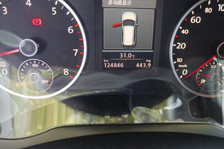 Used Volkswagen Tiguan 2013 1.8 TSI Automatic All-Wheel Drive Luxury Model Odometer Close Up