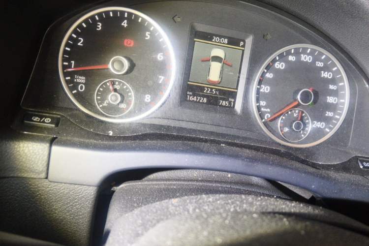 Used Volkswagen Tiguan 2013 1.8TSI Automatic Two-Wheel Drive Luxury Model Odometer Close Up