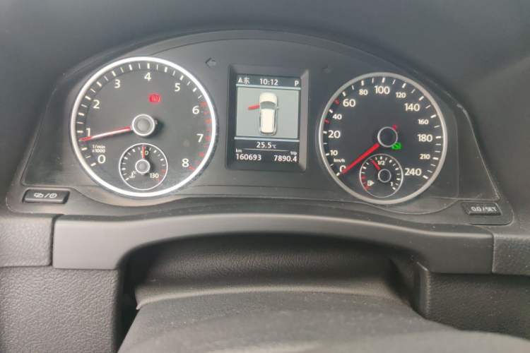 Used Volkswagen Tiguan 2013 1.8 TSI Automatic All-Wheel Drive Luxury Model Odometer Close Up