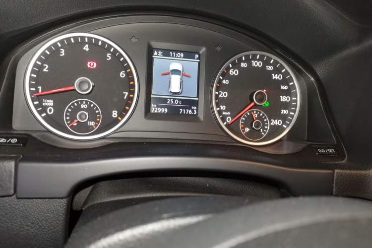 Used Volkswagen Tiguan 2013 1.8TSI Automatic Two-Wheel Drive Luxury Model Odometer Close Up