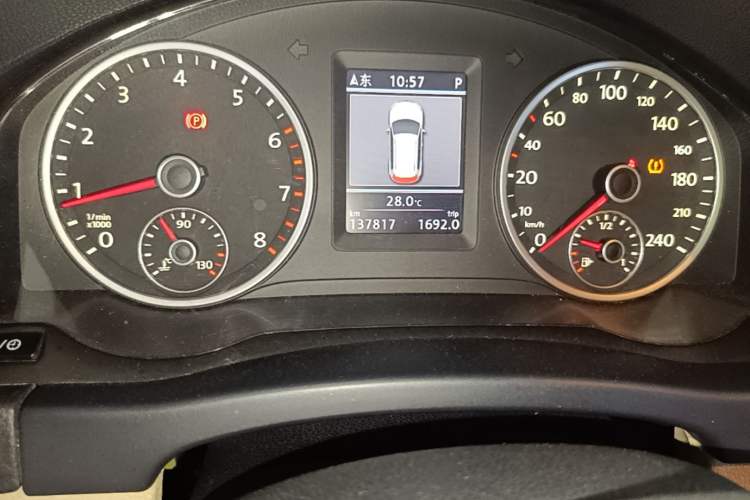 Used Volkswagen Tiguan 2013 2.0 TSI Automatic All-Wheel Drive Luxury Edition Odometer Close Up