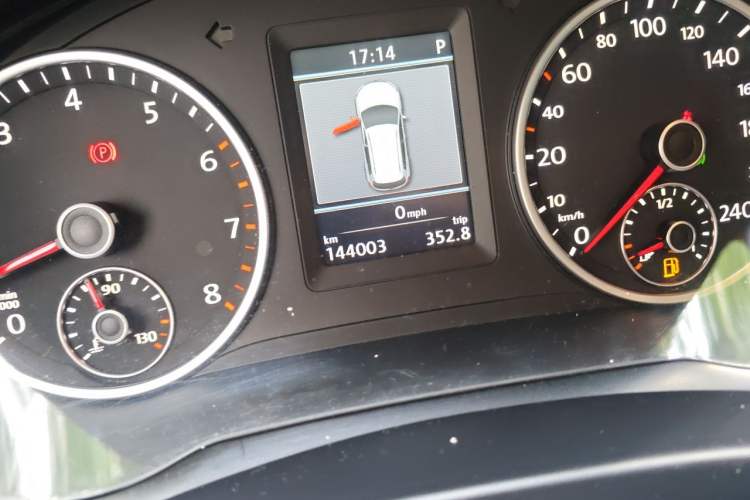 Used Volkswagen Tiguan 2013 1.8TSI Automatic Two-Wheel Drive Luxury Model Odometer Close Up