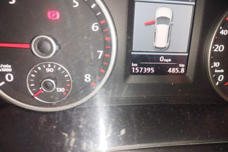 Used Volkswagen Tiguan 2013 1.8 TSI Automatic All-Wheel Drive Luxury Model Odometer Close Up