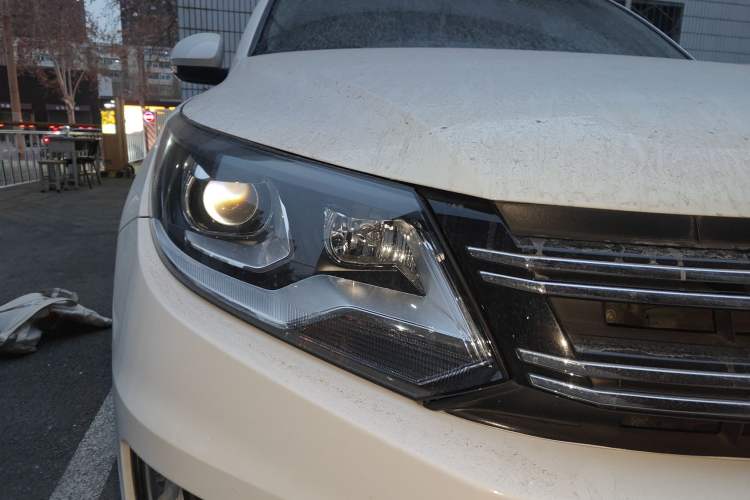 Used Volkswagen Tiguan 2013 1.8 TSI Automatic All-Wheel Drive Luxury Model Right Front Headlight