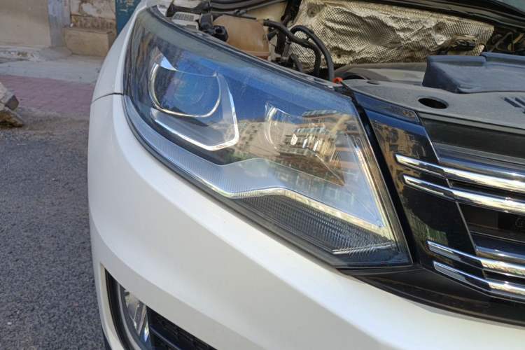 Used Volkswagen Tiguan 2013 1.8 TSI Automatic All-Wheel Drive Luxury Model Right Front Headlight