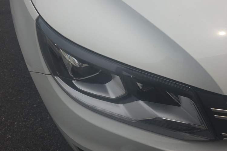Used Volkswagen Tiguan 2013 2.0 TSI Automatic All-Wheel Drive Luxury Edition Right Front Headlight