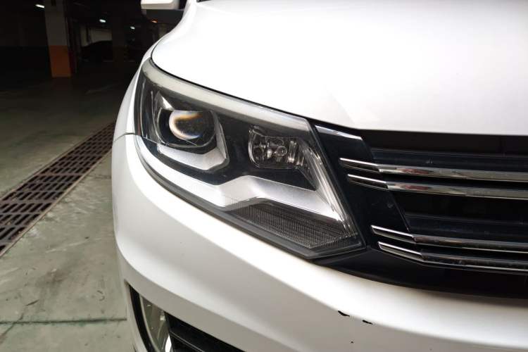 Used Volkswagen Tiguan 2013 1.8 TSI Automatic All-Wheel Drive Luxury Model Right Front Headlight