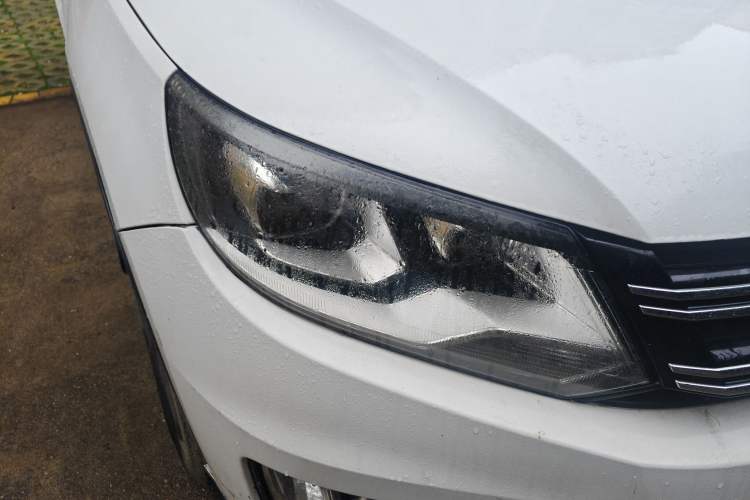 Used Volkswagen Tiguan 2013 1.8 TSI Automatic All-Wheel Drive Luxury Model Right Front Headlight