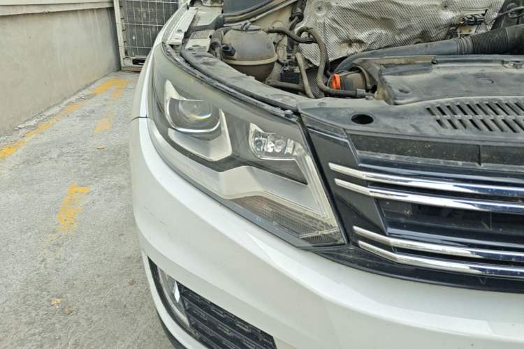 Used Volkswagen Tiguan 2013 2.0 TSI Automatic All-Wheel Drive Luxury Edition Right Front Headlight
