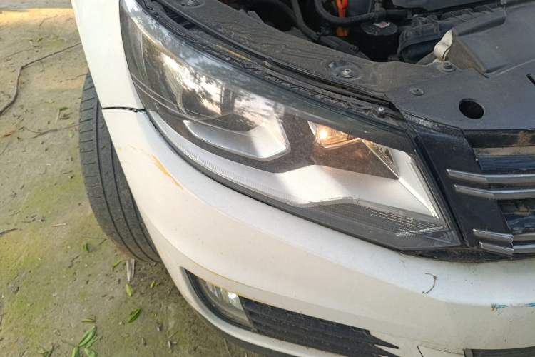 Used Volkswagen Tiguan 2013 2.0 TSI Automatic All-Wheel Drive Luxury Edition Right Front Headlight