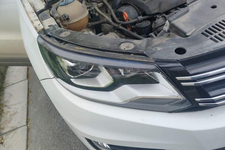 Used Volkswagen Tiguan 2013 1.8TSI Manual Two-Wheel Drive Trend Edition Right Front Headlight