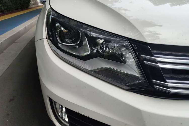 Used Volkswagen Tiguan 2013 1.8TSI Manual Two-Wheel Drive Trend Edition Right Front Headlight