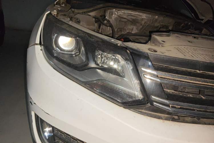 Used Volkswagen Tiguan 2013 1.8 TSI Automatic All-Wheel Drive Luxury Model Right Front Headlight