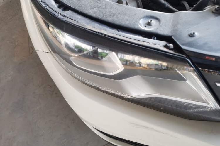 Used Volkswagen Tiguan 2013 1.8 TSI Automatic All-Wheel Drive Luxury Model Right Front Headlight