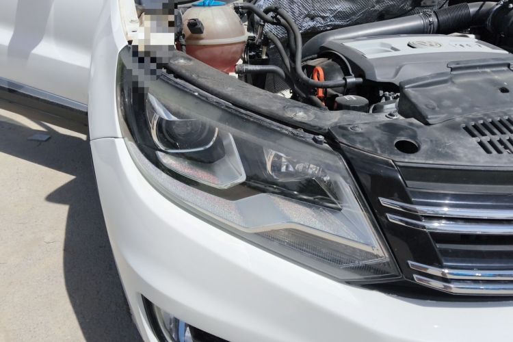 Used Volkswagen Tiguan 2013 1.8 TSI Automatic All-Wheel Drive Luxury Model Right Front Headlight