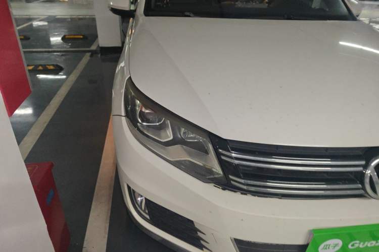 Used Volkswagen Tiguan 2013 1.8 TSI Automatic All-Wheel Drive Luxury Model Right Front Headlight