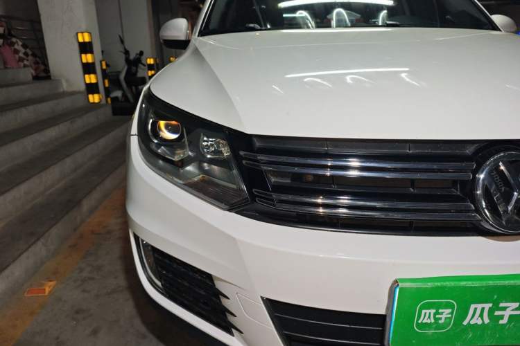 Used Volkswagen Tiguan 2013 1.8 TSI Automatic All-Wheel Drive Luxury Model Right Front Headlight
