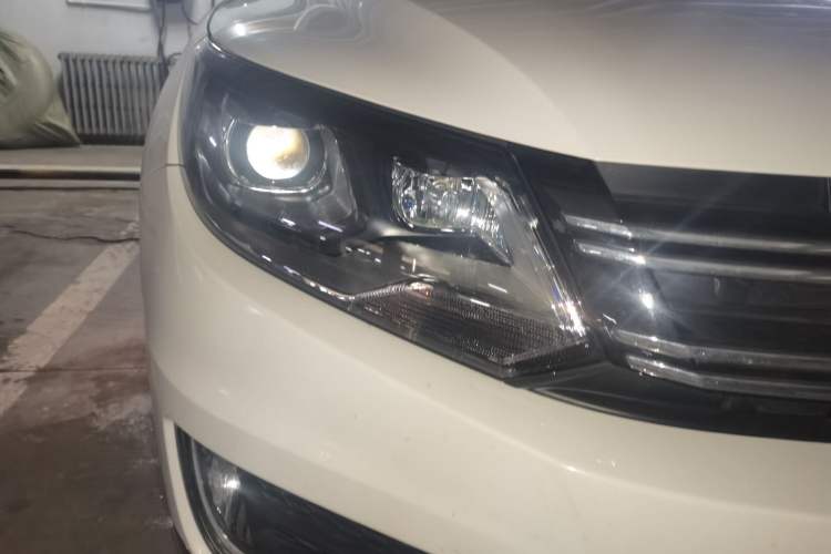 Used Volkswagen Tiguan 2013 1.8TSI Automatic All-Wheel-Drive Comfort Edition Right Front Headlight