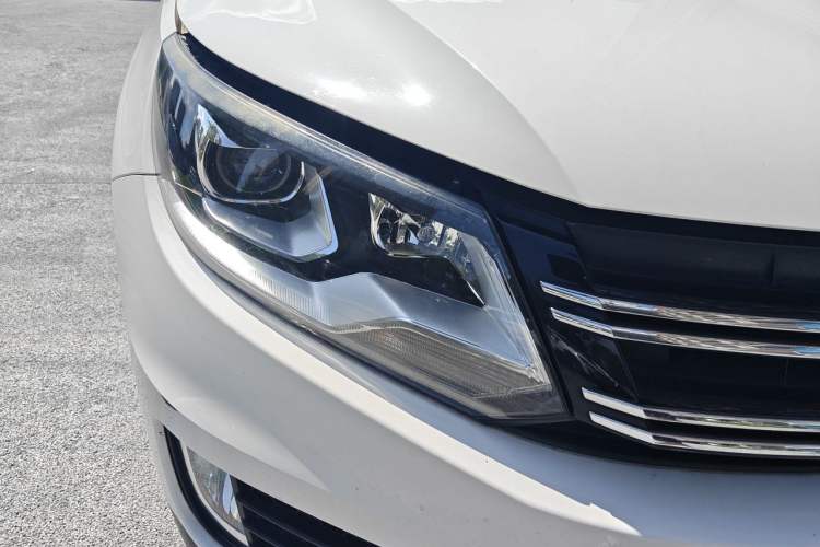 Used Volkswagen Tiguan 2013 1.8 TSI Automatic All-Wheel Drive Luxury Model Right Front Headlight