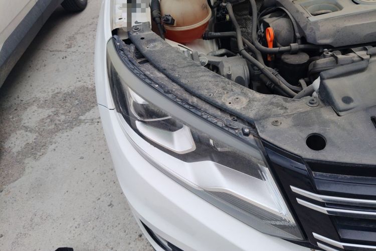 Used Volkswagen Tiguan 2013 1.8 TSI Automatic All-Wheel Drive Luxury Model Right Front Headlight