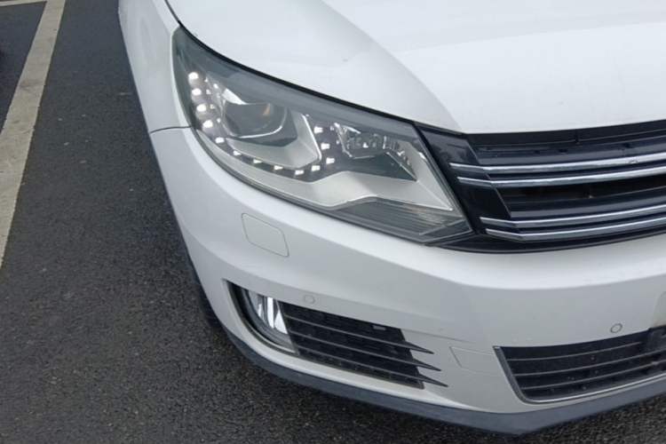 Used Volkswagen Tiguan 2013 2.0 TSI Automatic All-Wheel-Drive Flagship Edition Right Front Headlight
