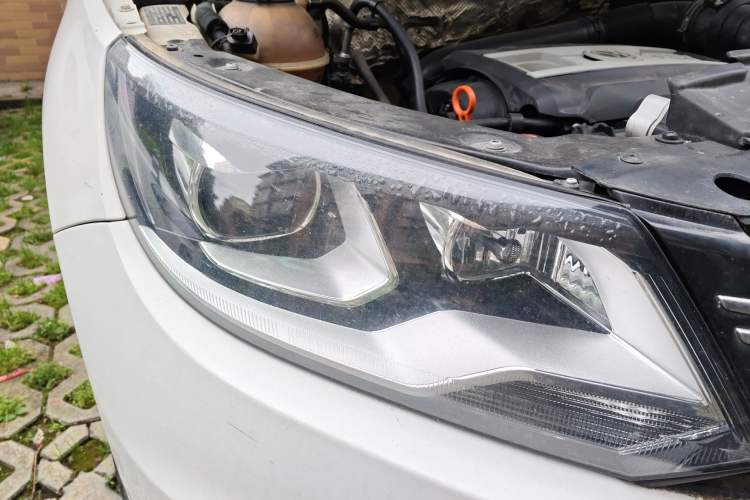 Used Volkswagen Tiguan 2013 2.0 TSI Automatic All-Wheel Drive Luxury Edition Right Front Headlight