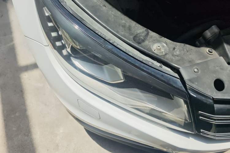 Used Volkswagen Tiguan 2013 2.0 TSI Automatic All-Wheel-Drive Flagship Edition Right Front Headlight