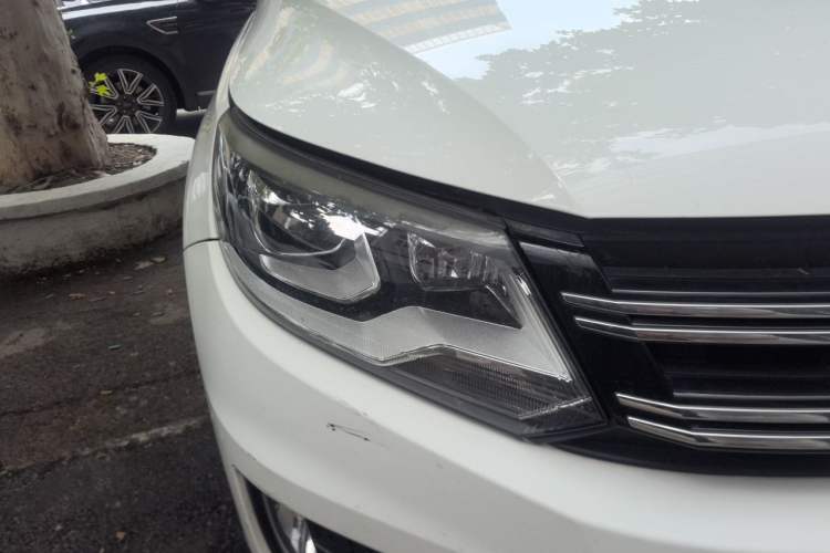 Used Volkswagen Tiguan 2013 1.8 TSI Automatic All-Wheel Drive Luxury Model Right Front Headlight