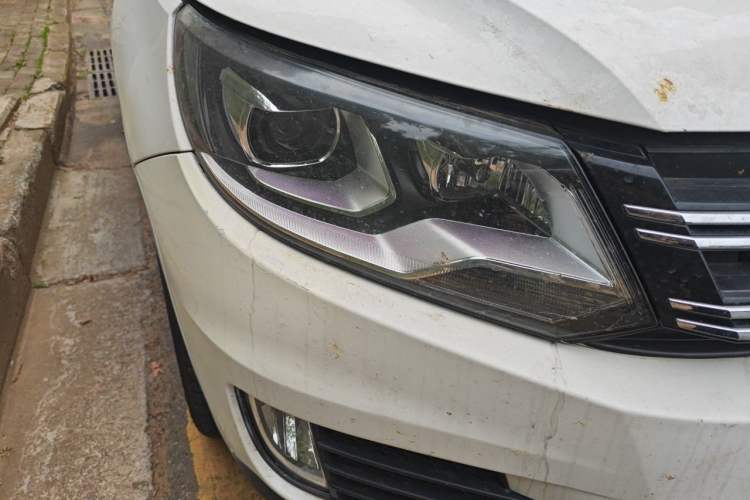 Used Volkswagen Tiguan 2013 1.8 TSI Automatic All-Wheel Drive Luxury Model Right Front Headlight