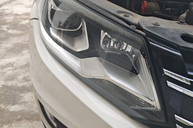 Used Volkswagen Tiguan 2013 1.8 TSI Automatic All-Wheel Drive Luxury Model Right Front Headlight