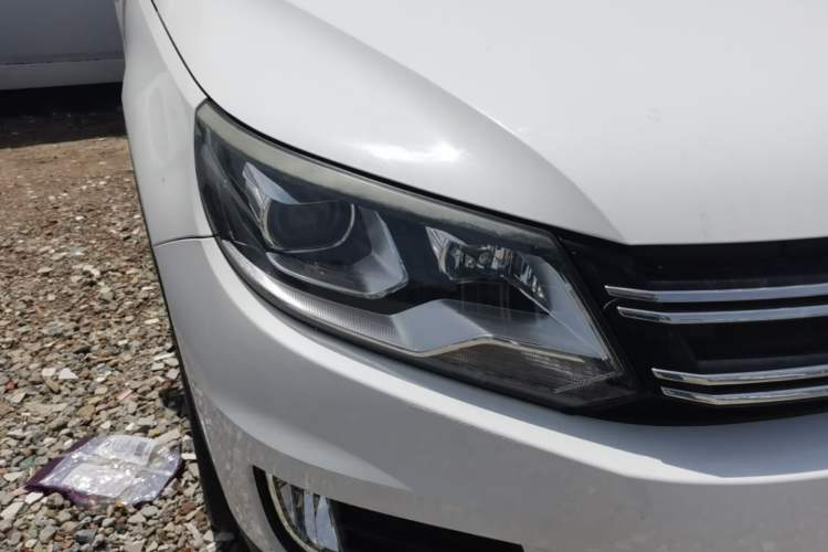 Used Volkswagen Tiguan 2013 1.8 TSI Automatic All-Wheel Drive Luxury Model Right Front Headlight