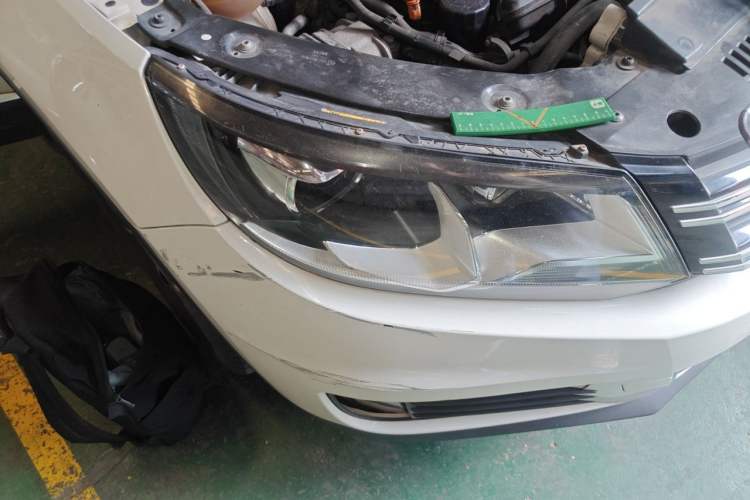 Used Volkswagen Tiguan 2013 1.8 TSI Automatic All-Wheel Drive Luxury Model Right Front Headlight