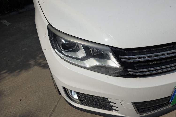 Used Volkswagen Tiguan 2013 2.0 TSI Automatic All-Wheel Drive Luxury Edition Right Front Headlight