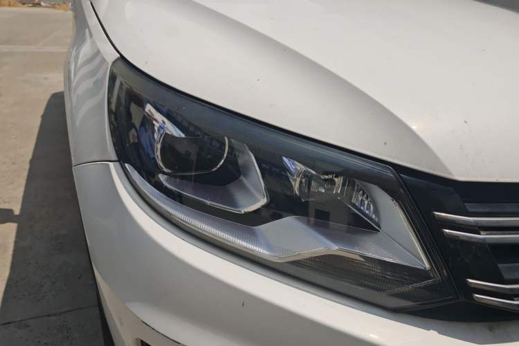 Used Volkswagen Tiguan 2013 1.8 TSI Automatic All-Wheel Drive Luxury Model Right Front Headlight