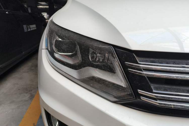 Used Volkswagen Tiguan 2013 1.8 TSI Automatic All-Wheel Drive Luxury Model Right Front Headlight