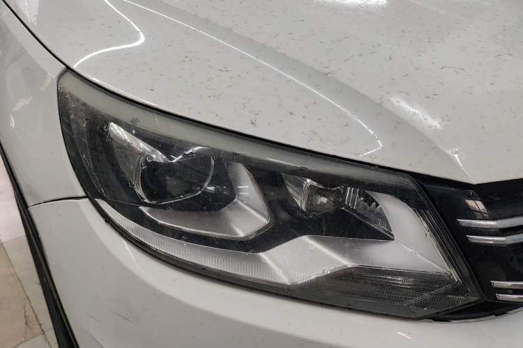 Used Volkswagen Tiguan 2013 1.8 TSI Automatic All-Wheel Drive Luxury Model Right Front Headlight