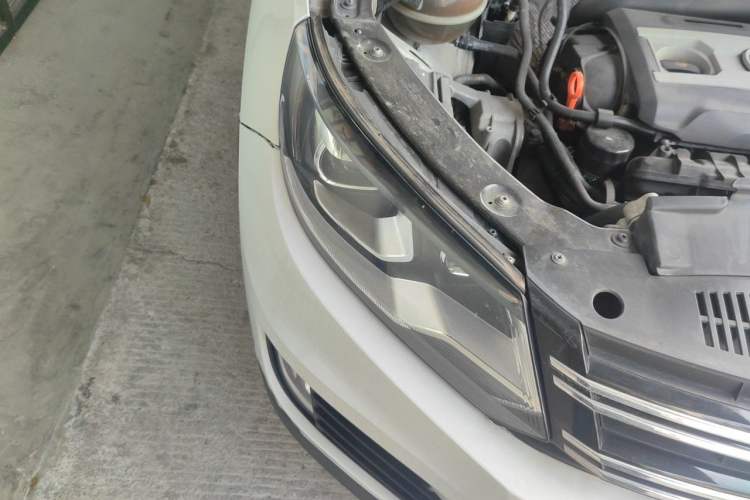 Used Volkswagen Tiguan 2013 1.8TSI Automatic All-Wheel-Drive Comfort Edition Right Front Headlight