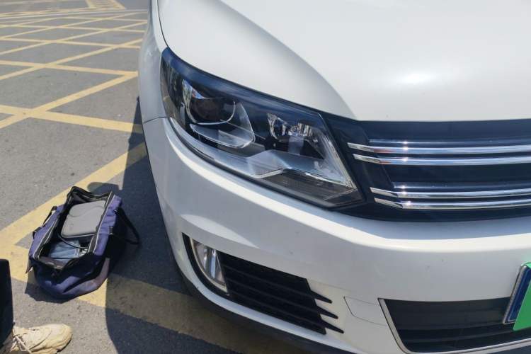 Used Volkswagen Tiguan 2013 2.0 TSI Automatic All-Wheel Drive Luxury Edition Right Front Headlight