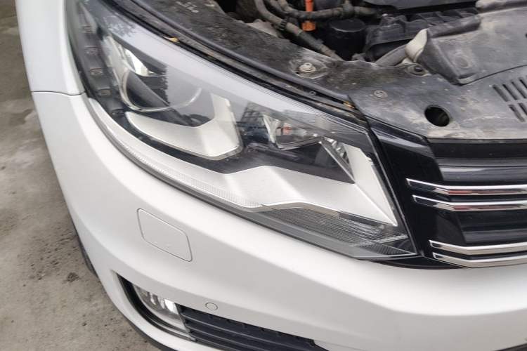 Used Volkswagen Tiguan 2013 2.0 TSI Automatic All-Wheel-Drive Flagship Edition Right Front Headlight