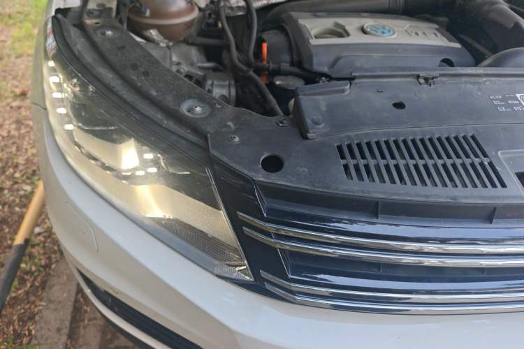 Used Volkswagen Tiguan 2013 2.0 TSI Automatic All-Wheel-Drive Flagship Edition Right Front Headlight