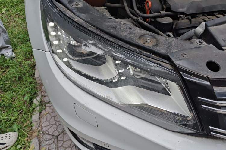 Used Volkswagen Tiguan 2013 2.0 TSI Automatic All-Wheel-Drive Flagship Edition Right Front Headlight