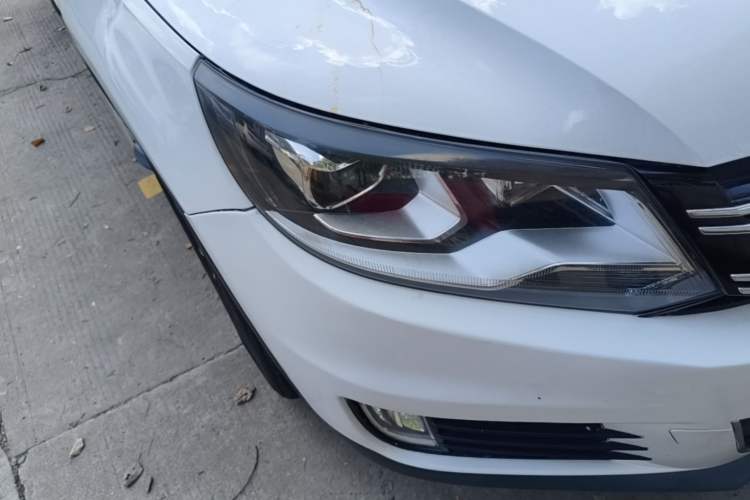 Used Volkswagen Tiguan 2013 1.8 TSI Automatic All-Wheel Drive Luxury Model Right Front Headlight