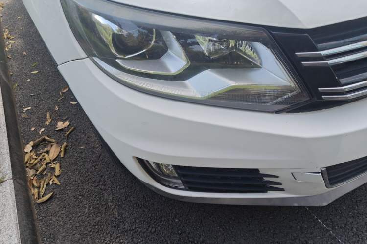 Used Volkswagen Tiguan 2013 1.8TSI Manual Two-Wheel Drive Trend Edition Right Front Headlight