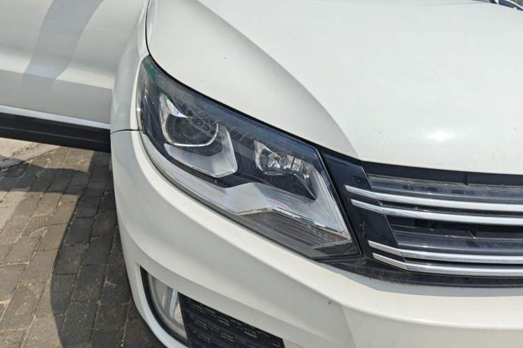 Used Volkswagen Tiguan 2013 2.0 TSI Automatic All-Wheel Drive Luxury Edition Right Front Headlight