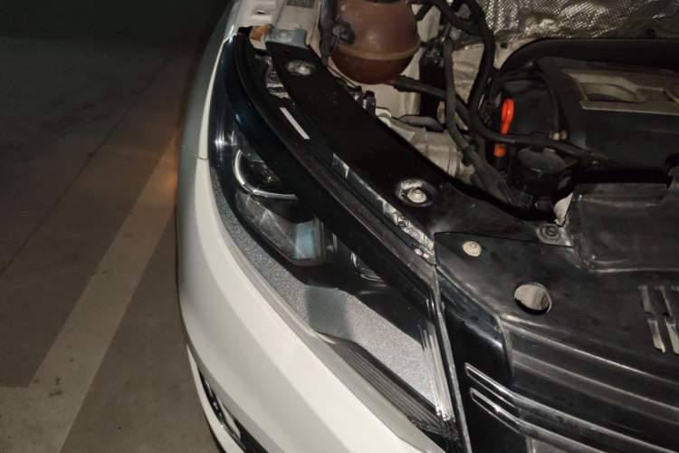 Used Volkswagen Tiguan 2013 1.8 TSI Automatic All-Wheel Drive Luxury Model Right Front Headlight