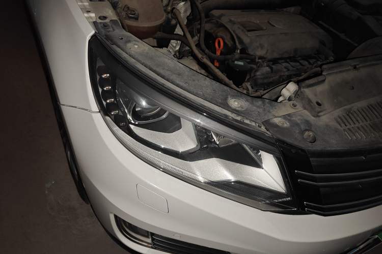 Used Volkswagen Tiguan 2013 1.8 TSI Automatic All-Wheel Drive Luxury Model Right Front Headlight