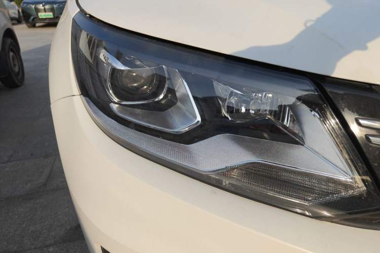 Used Volkswagen Tiguan 2013 1.8TSI Manual Two-Wheel Drive Trend Edition Right Front Headlight