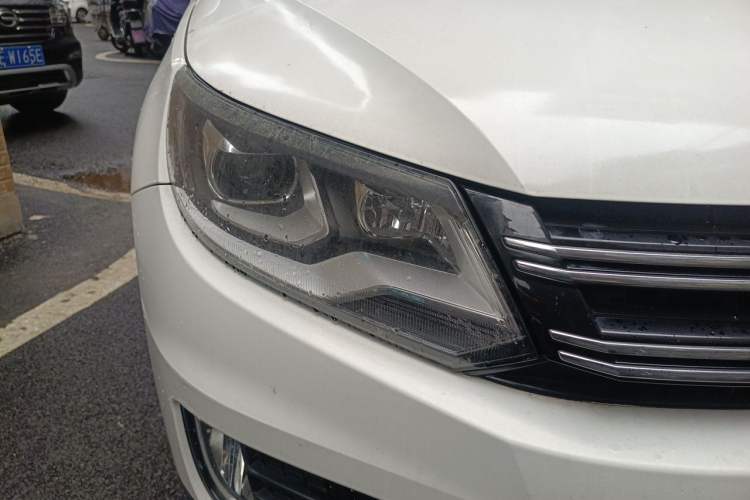 Used Volkswagen Tiguan 2013 2.0 TSI Automatic All-Wheel Drive Luxury Edition Right Front Headlight